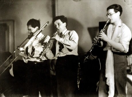 Fotograf*in: Unbekannt, Die Bauhaus-Kapelle, mit Hermann Clemens Röseler, Xanti Schawinsky und T. Lux Feininger, 1925