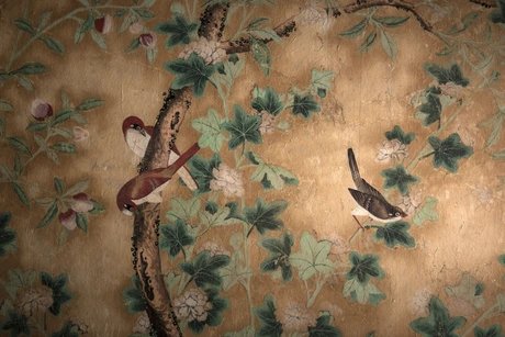Schloss Rheinsberg, Detail der originalen chinesischen Papiertapete aus dem 18. Jahrhundert in der Chinesischen Kammer im Erdgeschoss