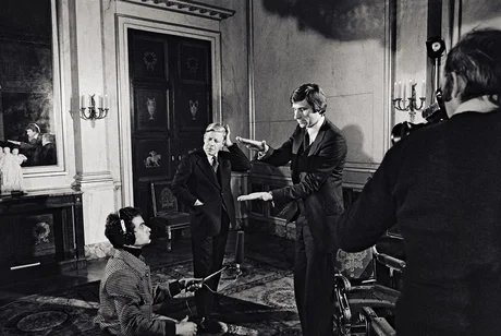Bundeskanzler Helmut Schmidt (Mitte) vor einem Fernsehinterview mit dem Journalisten Ulrich Wickert (r.) anlässlich der deutsch-französischen Konsultationen