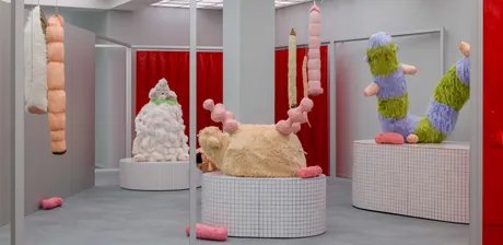 [ materialistin ]. Matter of Care, Care of Matter, Ausstellungsansicht Hamburger Bahnhof – Nationalgalerie der Gegenwart, 03.07.2026 bis 28.02.2027, abgebildet Werke von: Theresa Rothe
