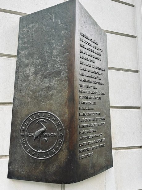 Gedenktafel am ehemaligen Bankhaus Mendelssohn.