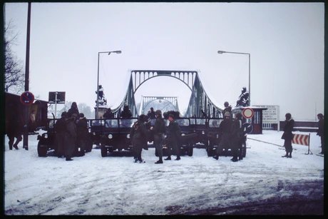 US-Soldaten vor der Glienicker Brücke, 1990(?)
