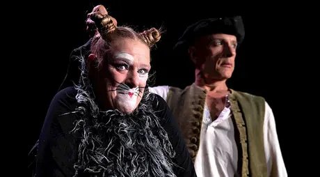 Märchen im Glaspalast von und mit dem Hexenberg Ensemble: Das Mädchen mit den Schwefelhölzern I Der gestiefelte Kater