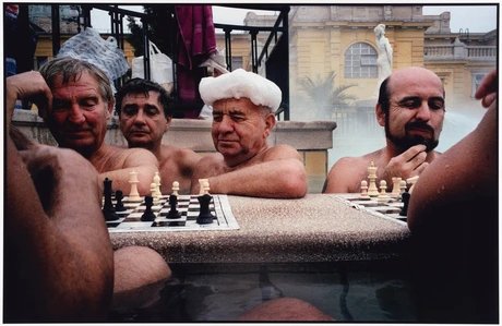 Schachspieler im Széchenyi-Heilbad, Budapest, Ungarn, 2003 © Matias Costa/ Die Magie der Straße. Meisterwerke der Street Photography aus dem Leica Archiv.