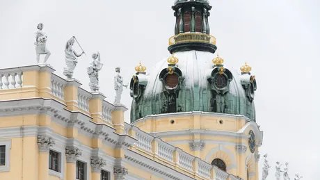 Schloss Charlottenburg, Blick auf den Mittelrisalit mit verschneiter Kuppel
