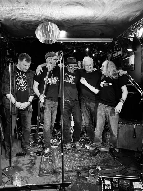 AUS LIEBE – die band: NIMM ES EINFACH, ABER NIMM ES! 