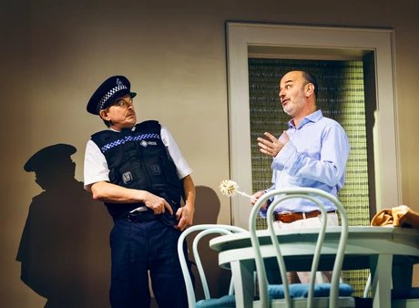 Was will der Polizist? Von li.: Daniel Krauss und Stefan Kiefer.