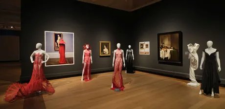 Ausstellungsansicht „Gallery Looks“, Gemäldegalerie 2025, mit Entwürfen von Karen Jessen, Foto von Ralph Mecke sowie Gemälden von Jacob-Ferdinand Voet und Jan Jansz den Uyl d. Ä.
