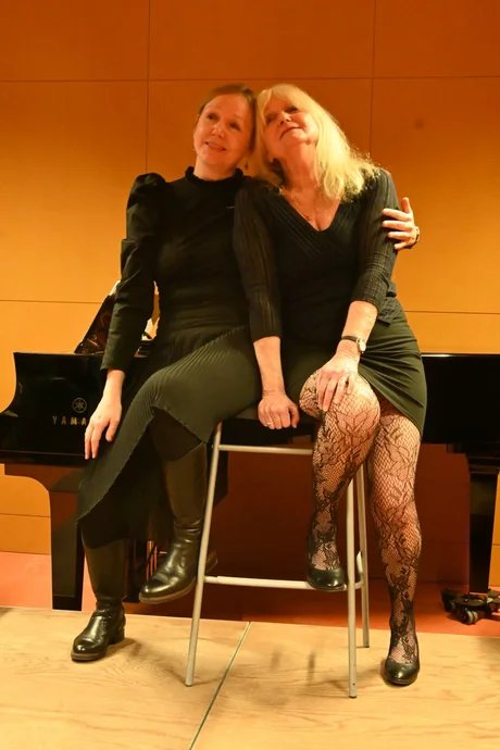 „Ein Tröpfchen Herzblut mit Rum“ - Chansonabend mit Helena & Annie