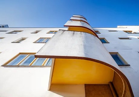 Detail einer Wohnzeile in der "Ringsiedlung Siemensstadt". Architekturführung von Christian Fessel | Mann mit Hut Touren