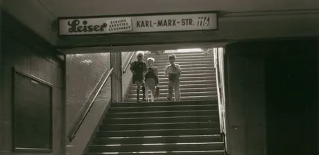 Elsa Thiemann, Berlin, Kinder am U-Bahneingang in Neukölln, 1950er-Jahre, Bauhaus-Archiv Berlin (Ausschnitt)