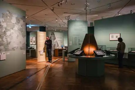 Raumansicht der Ausstellung „Natur und deutsche Geschichte. Glaube – Biologie – Macht”