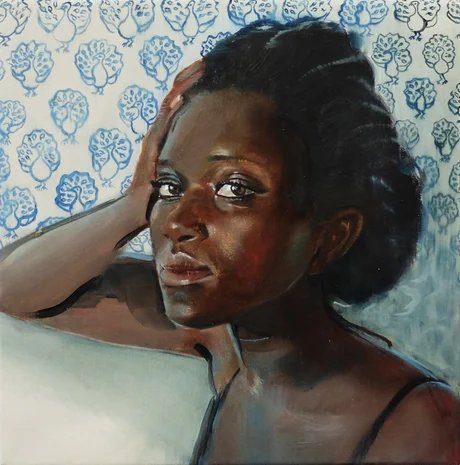 Kathrin Landa, Frau vor Tapete mit Vögeln