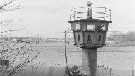 Ufer Park Babelsberg mit Wachturm und Blick auf Glienicker Brücke