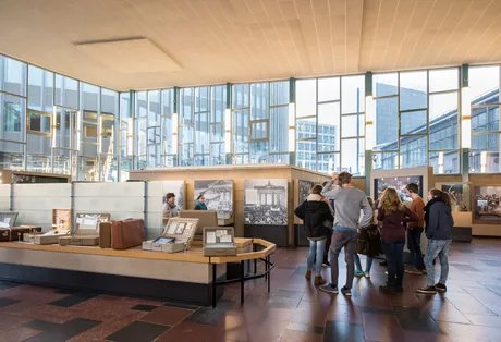 Eine Gruppe von Besuchern steht in der Dauerausstellung im Tränenpalast