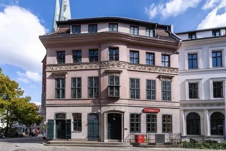 Das Knoblauchhaus gehört zu den wenigen erhaltenen bürgerlichen Häusern des 18. Jahrhunderts in Berlins Mitte. Viele Jahre lang war es ein Treffpunkt für Familienfeste und ein Ort gesellschaftlicher Aktivitäten.