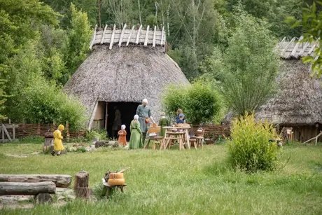Die Darsteller:innen des Fördervereins Museumsdorf Düppel e.V. stellen mittelalterlichen Alltag nach. Besucher:innen können diesen live miterleben.