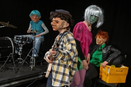 r Nase nach" - TheaterJugendClub Ensemble Angestrahlt