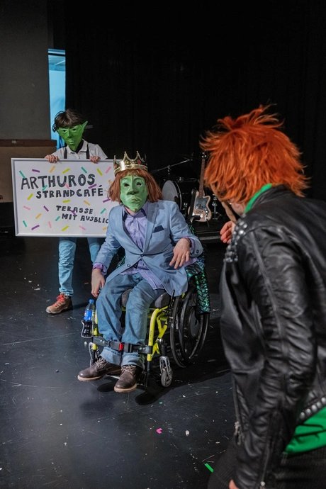 r Nase nach" - TheaterJugendClub Ensemble Angestrahlt