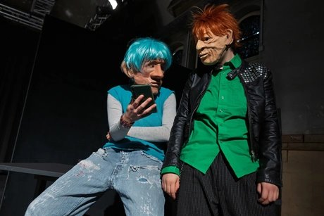 r Nase nach" - TheaterJugendClub Ensemble Angestrahlt