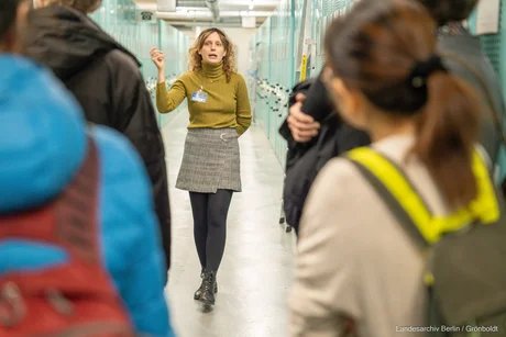 Carmen Schwietzer gibt Führung am Landesarchiv Berlin