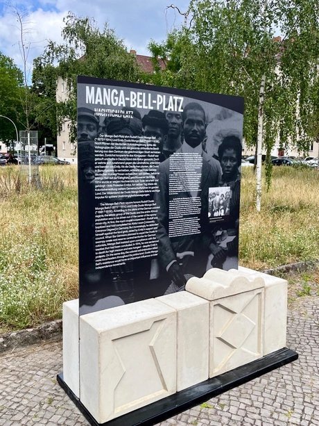 Anstelle des Reichskommissars Gustav Nachtigal, der die Grundlagen für die deutsche Kolonialherrschaft in West-Afrika schuf, wird am Manga-Bell-Platz nun der antikolonialen Widerstandskämpfer:innen Rudolf und Emily Duala Manga Bell gedacht.