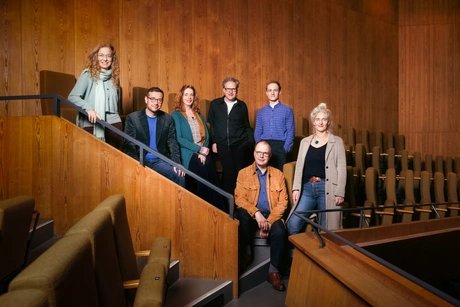 Die Theatertreffen-Jury 2026: Alexandra Kedves, Martin Thomas Pesl, Sabine Leucht, Falk Schreiber, Vincent Koch, Sascha Westphal, Christine Wahl