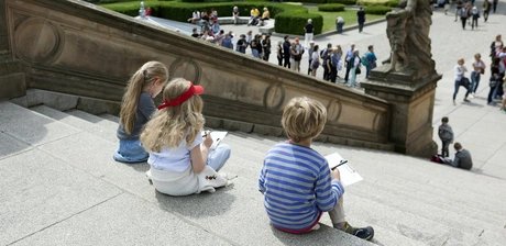Kinder zeichnen im Kolonnadenhof