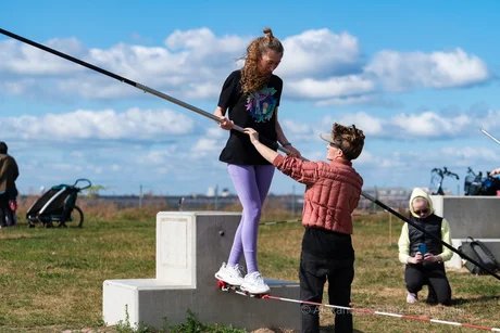 Alle die schon einmal bei einem Training für Anfänger:innen dabei waren, können im Hochseil-Training für Alle Level weiter trainieren.