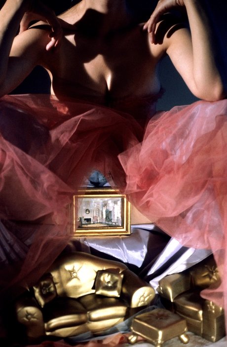 Laurie Simmons, Room Underneath (Gold), 1998, Pigmentdruck.