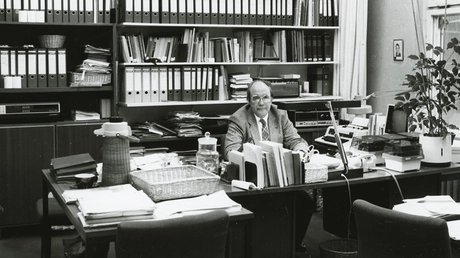 Hans-Peter Reinecke in seinem Büro in der Stauffenbergstraße 14, 1984