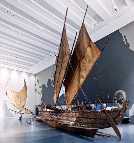 Ausstellungsansicht des Moduls "Ozeanien: Mensch und Meer. Ein Meer von Inseln" des Ethnologischen Museums im Humboldt Forum