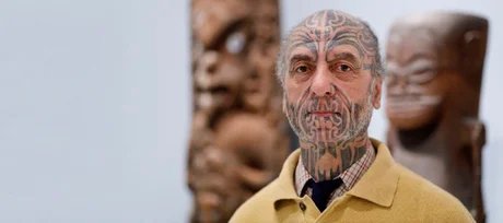 George Nuku in der Ozeanien-Ausstellung des Ethnologischen Museums im Humboldt Forum