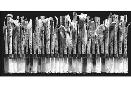Kunstwerk Flaschen mit Textstreifen