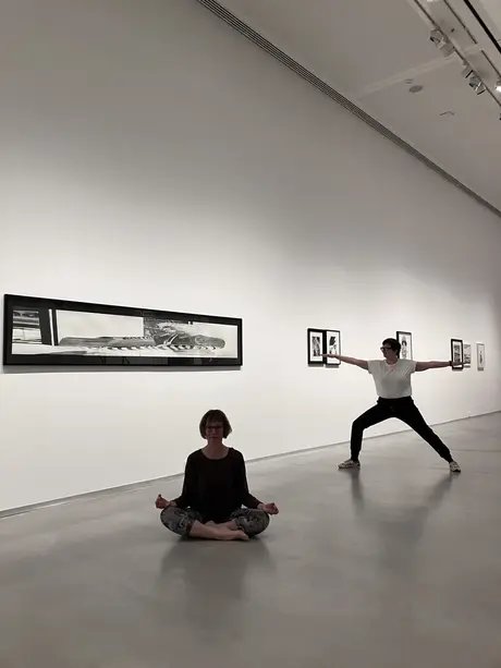Yoga in der Ausstellung „Marc Brandenburg. 20th Century Debris“
