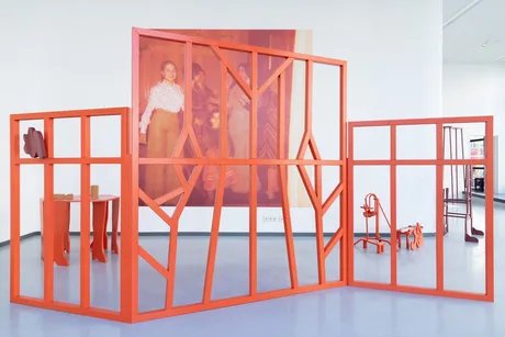 Installationsansicht der Einzelausstellung „Malplaquetstraße 33 – Jugend einer Monteurin“, Galerie Wedding – Raum für zeitgenössische Kunst, Berlin, 2026