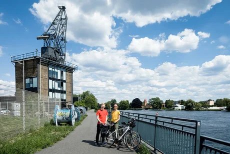 Zwei Radfahrer vor dem Kranhaus