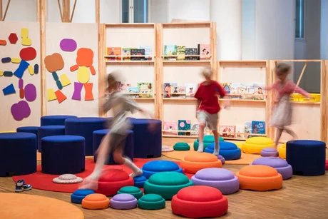 Kinder spielen in der Sonderausstellung "Beziehungsweise Familie / Family Matters" an den Thementagen "Schicksal oder Wahl"