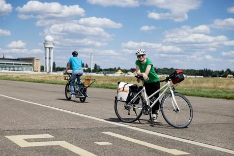 Radfahrende auf dem Tempelhofer Feld