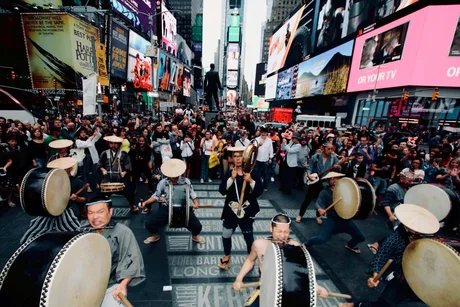 Auftritt des japanischen Kollektivs Seppuku Pistols am Times Square in New York