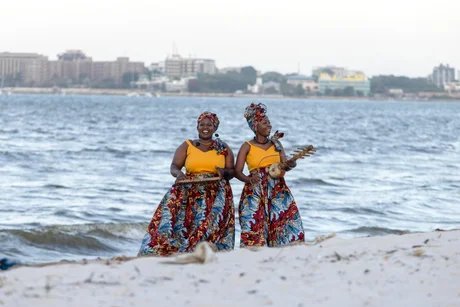 Porträt des tansanischen Duos The Zawose Queens am Strand 