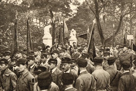 Die Einweihung des Portals zum Friedhof der Märzgefallenen, Fotografie: John Graudenz /Transatlantic, Illustrierte Reichsbannerzeitung, 24.10.1925