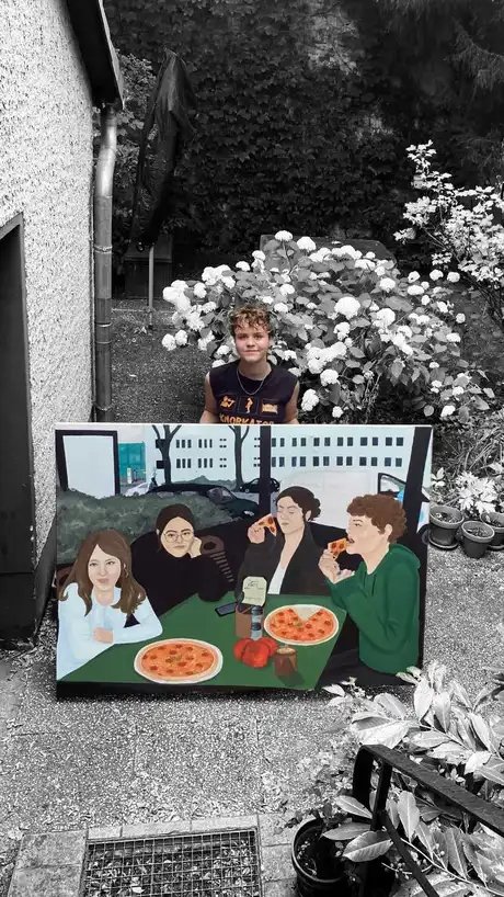 Annika Bruski mit ihrem Werk. 