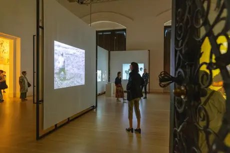 Gabriele Stötzer: Dabei sein und nicht schweigen, Installationsansicht, Gropius Bau, 2026 