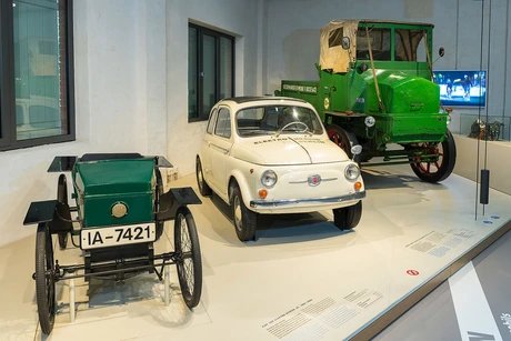 Schon zu Beginn des 20. Jahrhunderts wurden Elektro-Fahrzeuge gebaut. Die von AEG und Siemens produzierten Akkumulatoren, waren jedoch noch nicht ausgereift und sehr schwer.