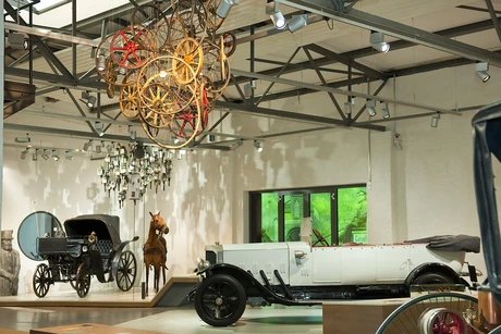 Die Ausstellung zum Straßenverkehr zeigt unter dem Motto „Unterwegs mit Auto & Co“ vielfältige Exponate rund um die Kulturgeschichte der Mobilität.