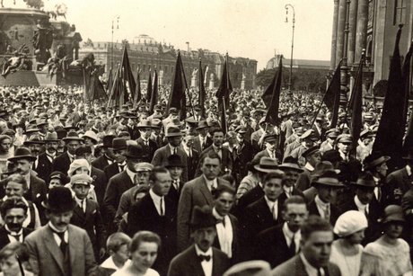 Aufmarsch des Reichsbanners am 10.08.1924 vor dem Berliner Schloss, Bild RB 2297