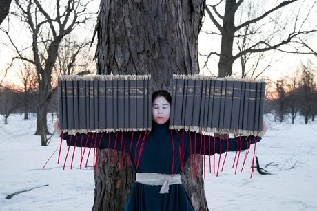 Bildausschnitt von Meryl McMasters Fotoarbeit Time's Gravity, 2015