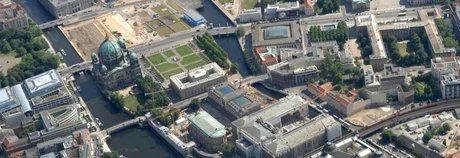Blick auf die Museumsinsel und die Baustelle auf dem Schlossplatz aus der Vogelperspektive
