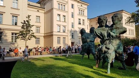 Bettina Berggruen Garten mit Skulpturen „United Enemies“ (2011) von Thomas Schütte